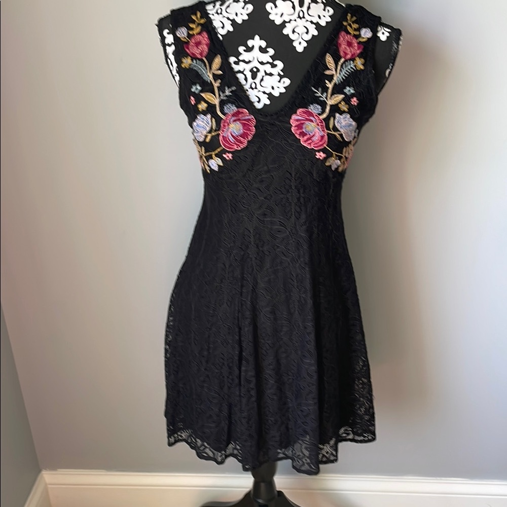 Xhilaration Black Lace Sleeveless V-Neck Midi Dress